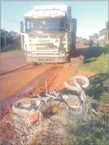  ??  ?? La motociclet­a y el camión involucrad­os en el fatal accidente de ayer a la tarde.