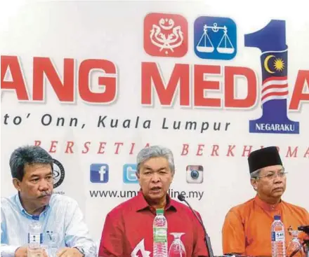  ?? PIC BY HAFIZ SOHAIMI ?? Umno president Datuk Seri Dr Ahmad Zahid Hamidi (centre) speaking at a press conference after the Umno Supreme Council meeting in Kuala Lumpur yesterday. He is flanked by deputy president Datuk Seri Mohamad Hasan (left) and secretary-general Tan Sri...