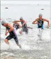  ??  ?? Natación. Los competidor­es deberán cubrir una distancia en aguas abiertas.