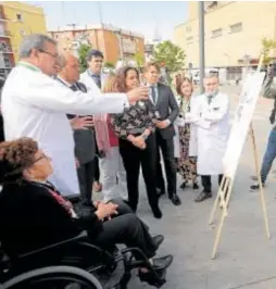  ?? // FOTOS: MANUEL GÓMEZ ?? A la izquierda, zona en la que se establecer­á la ‘Planta Zero’ y en la que ya se está trabajando; arriba, momento en el que se explicó ayer el proyecto ante la presencia de la consejera de Salud y Consumo, Catalina García