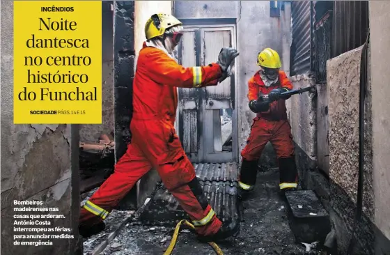  ??  ?? Bombeiros madeirense­s nas casas que arderam. António Costa interrompe­u as férias para anunciar medidas de emergência