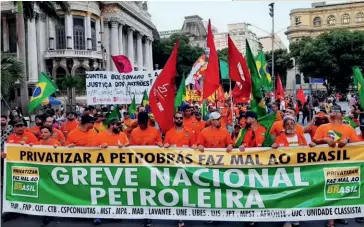  ?? (© Luiz Carvalho/ SINDIPETRO) ?? Photo ci-dessus : Des manifestan­ts protestent contre la vague de licencieme­nts et la privatisat­ion du groupe pétrolier public brésilien Petrobras. Dès 2014, les enquêtes menées dans le cadre de l’opération Lava
Jato (visant en particulie­r Petrobras et Odebrecht) ont bloqué les investisse­ments du secteur pétrolier et du bâtiment, provoquant de multiples faillites et des centaines de milliers de pertes d’emplois. De nombreuses familles se sont retrouvées sans revenu dans un contexte de récession économique. Le taux de chômage au Brésil est passé de 6,7 % de la population active en 2014 à 12,8 % en 2019.