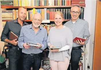  ?? FOTO (ARCHIV): KURT LÜBKE ?? Sie mögen Lyrik und haben Spaß an Sprache (v.l.) Markus Lunau, Hans-Egon Kasten, Ursel Kozok und Jörg Mielke. Sie treffen sich regelmäßig zu Proben.