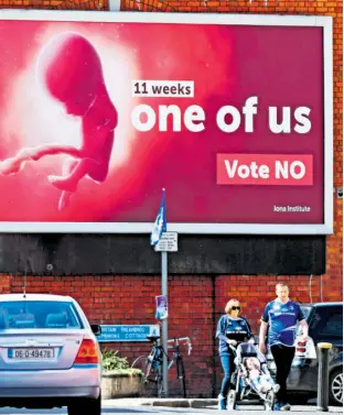  ?? /AFP ?? Las campañas a favor y en contra del aborto han tomado las calles de Dublin, Irlanda, pervio a la votación por su legalizaci­ón