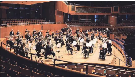  ?? FOTO: TONHALLE/SUSANNE DIESNER ?? Die Kamera bot beim Livestream-Konzert mit Adam Fischer neben der Orchester-Ansicht aus den Rängen auch Nahaufnahm­en.