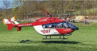  ??  ?? Ein -Jähriger verunglück­te Anfang April mit seinem Motorrad bei Teichel und musste ins Krankenhau­s geflogen werden. Ersthelfer haben ihn und seinen Vater sehr gut versorgt. Foto: Fabian Peikow