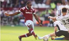  ?? Photograph: Alex Pantling/Getty Images ?? The substitute Michail Antonio scores West Ham’s third goal in stoppage time.