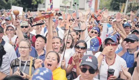  ??  ?? Cientos de músicos salieron ayer con sus instrument­os a protestar en Venezuela contra la violencia que se ha vivido en las recientes marchas opositoras.