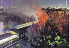  ??  ?? Der Fan-Sonderzug eines privaten Bahnuntern­ehmens brannte im S-Bahnhof Bellevue. Mindestens drei Menschen wurden durch Rauch verletzt.