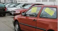  ?? Symbolfoto: Jens Schierenbe­ck, dpa ?? Einem Gebrauchtw­agenverkäu­fer wurde wegen Betrugs der Prozess gemacht. Unter anderem verschwieg er Unfallschä­den der Fahrzeuge.