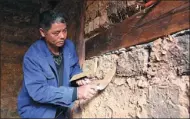  ?? HOU LIQIANG / CHINA DAILY ?? Zhang Shuhua works to repair a local temple.