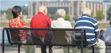  ?? FOTO: DPA ?? Bevor Rentner ihren Ruhestand genießen können gilt es, die finanziell­en Aspekte der Rente zu regeln.
