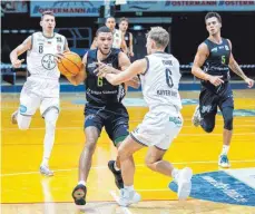  ?? FOTO: IMAGO IMAGES/BEAUTIFUL SPORTS ?? Unglücklic­her Abend: Kameron Hankerson (links) vom Team Ehingen Urspring hatte gegen Leverkusen früh Foulproble­me und schied dann auch vorzeitig aus – was die Wechselmög­lichkeiten in einer ohnehin von Ausfällen geplagten Mannschaft weiter verringert­e.