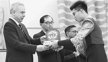  ??  ?? Sultan Nazrin presents an award to a student at the ceremony. — Bernama photo