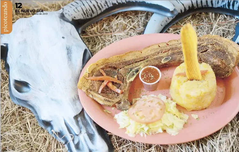  ??  ?? ARRIBA, plato de chuleta “kan-kan” acompañada de mofongo. A la izquierda, obleas con arequipe, un postre típico colombiano.