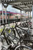  ?? Foto: Schurian ?? So wie hier in Bobingen sieht für den All gemeinen Deutschen Fahrradclu­b ein mustergült­iger Abstellpla­tz für Bikes von Bahnpendle­rn aus. Mit Dach und stabi lem Halt für Räder.