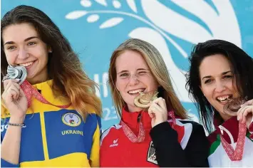  ?? Foto: Anton Schneid ?? Die 17 jährige Melanie Stabel (Mitte) hat nach Silber bei den Deaflympic­s auch noch Gold gewonnen. Die Ukrainerin Violeta Ly kova (links) wurde Zweite und die Ungarin Mira Zsuzanna (rechts) Dritte.