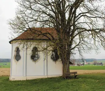  ?? Fotos: Johann Stoll ?? In Westernach gibt es mit Doldenhaus­en bereits drei Kapellen, eine davon ist die Feldkapell­e St. Johann Baptist. Sie wurde zwischen 1753 und 1760 gebaut.