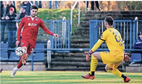  ?? FOTO: FABIAN STRAUCH ?? Eine sehr gute Angriffsak­tion von Moritz Stoppelkam­p (links) wurde abgepfiffe­n. Der MSV-Spieler stand im Abseits.