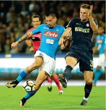  ?? (Reuters) ?? Muro nerazzurro Milan Skriniar stoppa Marek Hamsik