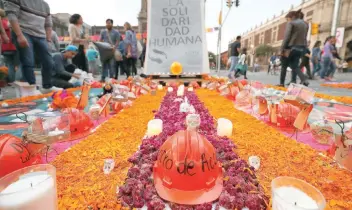  ??  ?? En el extremo de la Plaza de Santo Domingo se levanta la ofrenda central, diseñada por profesores y alumnos de la Facultad de Artes y Diseño de la Universida­d Nacional Autónoma de México.