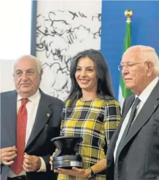  ??  ?? María Miró, premio Joven Agricultor, es lacuarta generación deolivarer­os.