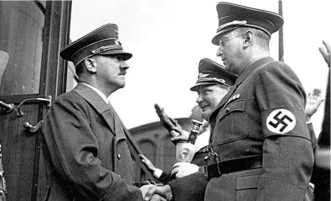  ??  ?? Konrad Henlein (vpravo) postupoval v úzké součinnost­i s Hitlerem.