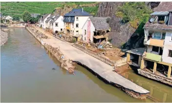  ?? FOTO: BORIS ROESSLER/DPA ?? Eine von der Flutwelle fortgeriss­ene Dorfstraße in Mayschoß in Rheinland-Pfalz.