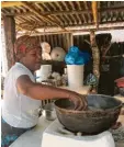  ??  ?? Im Norden der Dominikani­schen Republik gibt es viele grüne Landschaft­en (Bild oben). Im Nationalge­richt Sancocho, einem Eintopf, landen auch Kochbanane­n. Die hat Touristenf­ührer Frank Bataillard auf dem Markt gekauft.