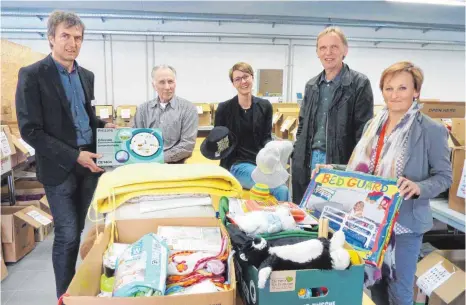  ?? FOTO: JOSEF SCHNEIDER ?? Berthold Weiß, Jacob Lieder, Nadja Veit, Thomas Buchholz und Charlotte Raubach (von links) freuen sich über Spenden für die Kleiderste­lle in der LEA und für den Secondhand­laden Tonis Ladencafé in der Badgasse 3 in Ellwangen.