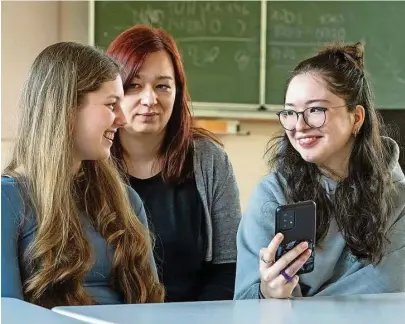  ?? Foto: Norbert Millauer ?? Josi Schumacher (l.) und Miriam Leuner (r.) vom Radebeuler Luisenstif­t waren beim Planspiel Börse das erfolgreic­hste Team im Landkreis und das zweitbeste in Sachsen. Sehr zur Freude von Lehrerin Kathlen Lopens.