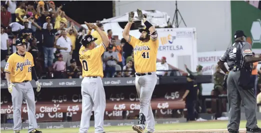  ?? CORTESÍA GIGANTES ?? Francisco Peña es felicitado por sus compañeros luego de conectar cuadrangul­ar en la novena entrada.