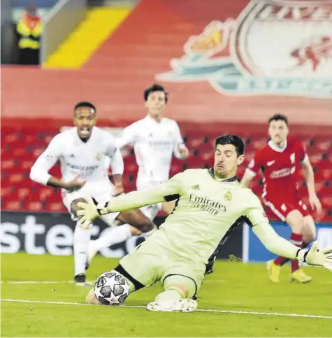  ?? // EFE ?? Courtois fue el mejor jugador del Real Madrid en Anfield Road. El belga evitó con sus paradas, como la de la imagen ante Salah, que el Liverpool pudiera creer que la remontada era posible