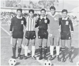  ?? /CORTESÍA CARLOS DOMÍNGUEZ ?? CON DANIEL Villarreal y Antonio Balderas en un partido en Ciudad Victoria