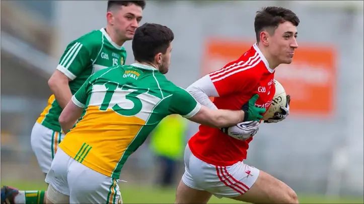  ??  ?? Louth’s Fergal Donohoe breaks away from Bernard Allen and Ruairi McNamee during Sunday’s National League clash in Tullamore.