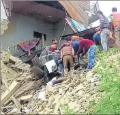  ?? HT PHOTO ?? Locals said more people could be trapped because many were taking shelter in the building from rain when it collapsed.