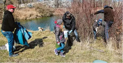  ?? Fotos: Stefan Kümmritz ?? Die Jugendabte­ilung des Fischereiv­ereins Elchingen ruft bereits seit mehreren Jahren Ende März zur Aktion „Sauberer Auwald“auf. Die Freiwillig­en sammeln entlang der Do nau und an den heimischen Seen Müll ein.