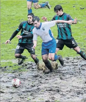  ?? FOTO: M. LÓPEZ ?? Barro en Las Llanas El estado del terreno de juego no ayudó a River y Lagun Onak