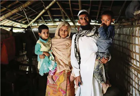  ?? (MOHAMMAD PONIR HOSSAIN/REUTERS) ?? Famille rohingya réfugiée chez des parents, dans un camp de Cox’s Bazar, pour éviter d’être rapatriée.