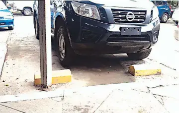  ??  ?? Zacatecolu­ca PRUEBAS
Este otro automóvil, tipo pick up y también sin placas, acompaña en las reuniones que Osiris Luna tiene con líderes de pandillas. El mismo método también ha sido utilizado para ingresar a los penales.