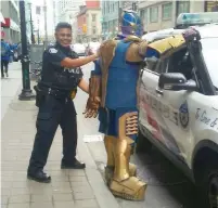  ?? FRANK CORACI PHOTO ?? A Toronto police officer arrested Thanos not just for the good of the universe, but because it would be a neat photo for his kids.