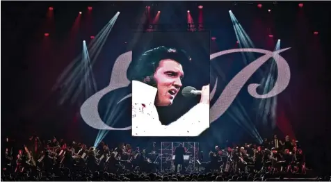  ?? Foto: Redferns ?? On Stage? On Screen! Nicht auf der Bühne, auf dem Bildschirm gastierte Elvis Presley am Sonntag in München. Und irgendwann: als Hologramm?