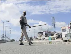  ?? HT ?? A policeman on duty during curfew in Patiala on August 28.