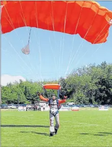  ??  ?? Arrivée du ballon de la finale par les airs