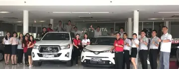  ??  ?? Syarikat Kalulong Sdn Bhd sales personnel pose with the Toyota C-HR and Toyota Hilux Luxury Edition.