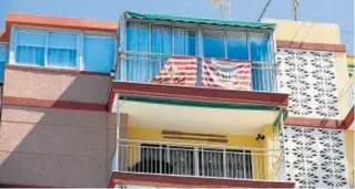  ?? // J. C. SOLER ?? Detalle de unas banderas del Athletic en una casa de la familia