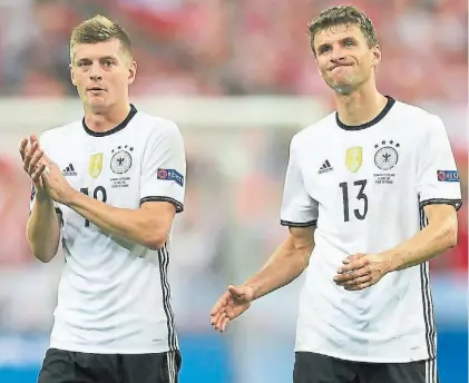  ??  ?? Alemanes. Toni Kroos (Real Madrid, 28 años) y Thomas Müller (Bayern Munich, 28, 100 goles en Bundesliga).