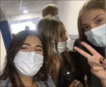  ??  ?? Margaux, Adri et Capucine : masquées mais heureuses de se retrouver le chemin du campus après plusieurs mois. Manque plus que leur meilleure copine et le bonheur sera parfait. (DR)