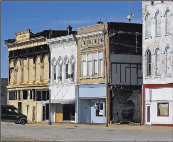  ?? Seth Perlman The Associated Press ?? Abandoned buildings dominate downtown Cairo, Ill. A federal plan to tear down a public housing complex has sent roughly 200 families searching for new homes.