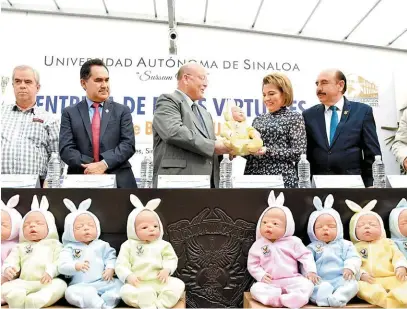  ??  ?? El rector Juan Eulogio Guerra Liera hizo entrega simbólica de los muñecos simuladore­s a Patricia Corrales de Guerra, directora de la UBU.